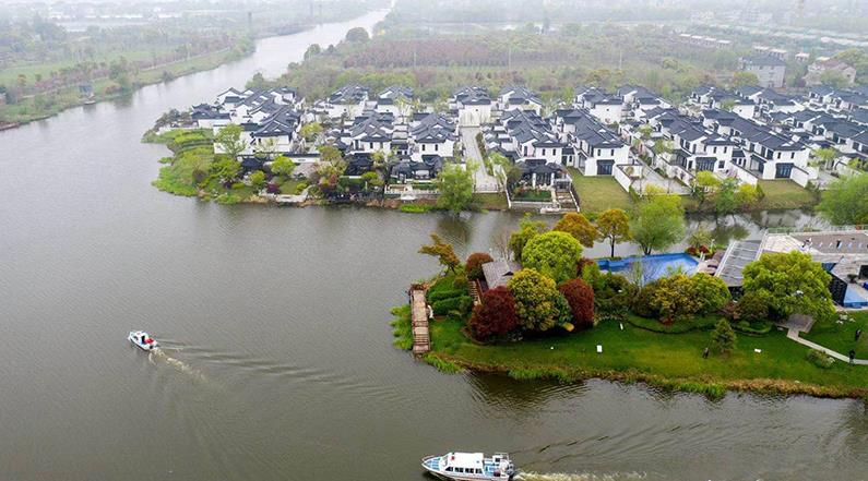 水韻湖城太清沿岸長(zhǎng)興縣楊家浦國(guó)控?cái)嘌桓?></a>
		<figcaption>
<h4>水韻湖城太清沿岸長(zhǎng)興縣楊家浦國(guó)控?cái)嘌桓?/h4>
<em>河道生修復(fù)工程</em>
<p>本工程位于洪橋鎮(zhèn)，本次生態(tài)修復(fù)范圍為北橫港及其叉港，東段為楊家浦閘至圖影扶欄橋段，西段為楊家浦港至陽(yáng)墩漾，主河道總長(zhǎng)7.36km，叉港總長(zhǎng)8.15km。所需松木樁規(guī)格為3米小頭11-12CM型號(hào)，所用數(shù)量為:10萬(wàn)根左右。松木樁在生態(tài)修復(fù)中可以發(fā)揮重要作用。它可以幫助改善水土流失，保護(hù)水體，減少污染物向水體的遷移，促進(jìn)水體環(huán)境的恢復(fù)。</p>
</figcaption>
		</figure>
			    <figure class=